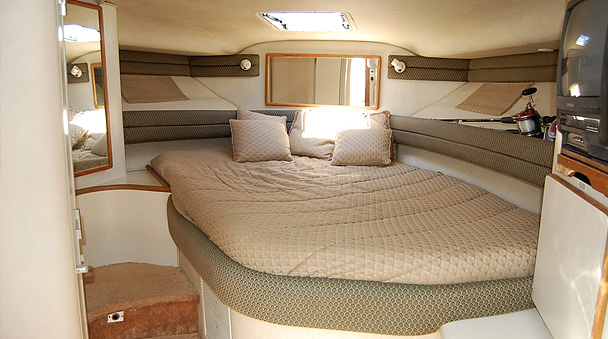 Repose a litte while inside the Yacht bedroom
