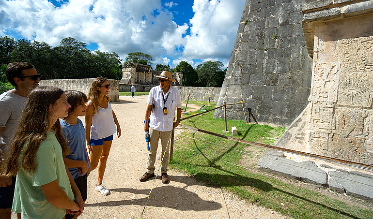 Wal on the city of Chichen Itza