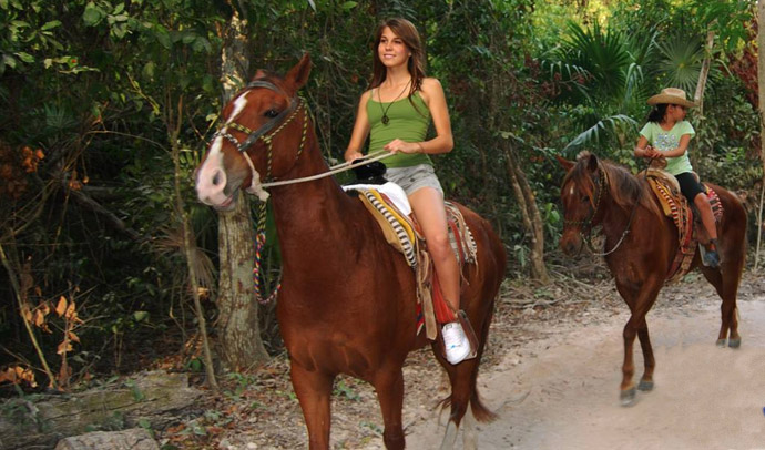 Paseo a caballo en las playas de Maroma